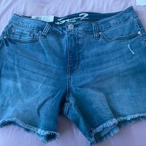 Shorts that don’t fit me as they are size 12 and im a 8😅